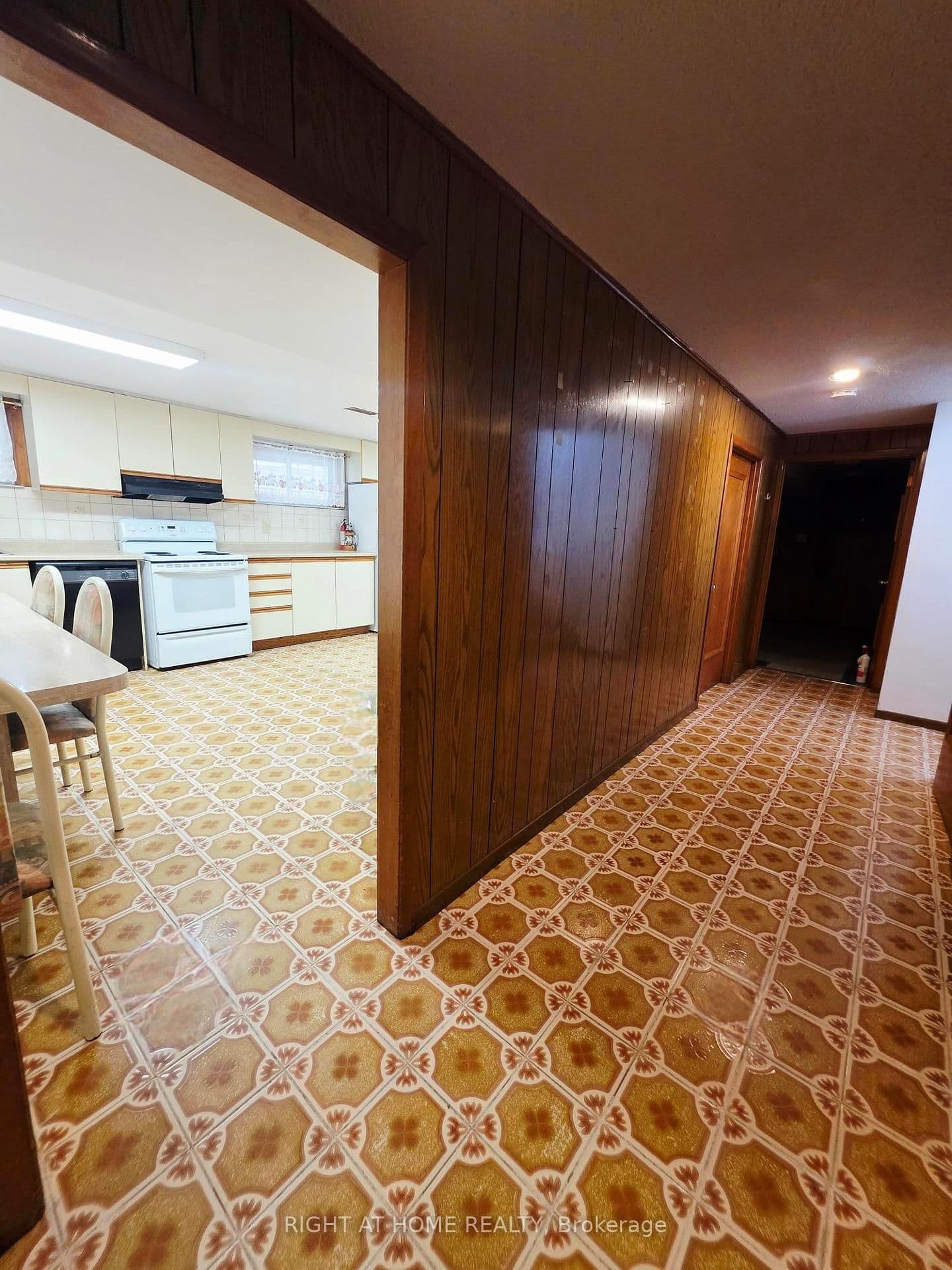 252 Maple Leaf Drive, Unit Lower thumbnail 6