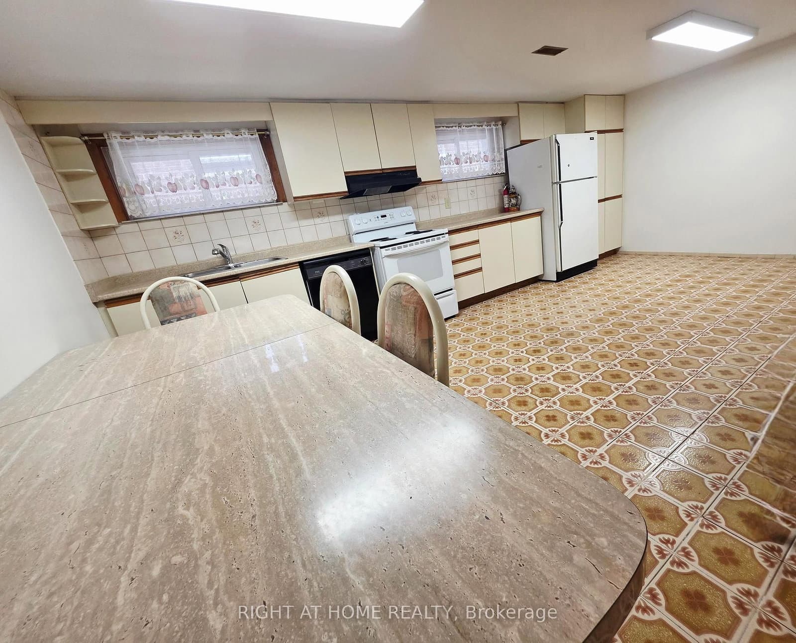 252 Maple Leaf Drive, Unit Lower thumbnail 7