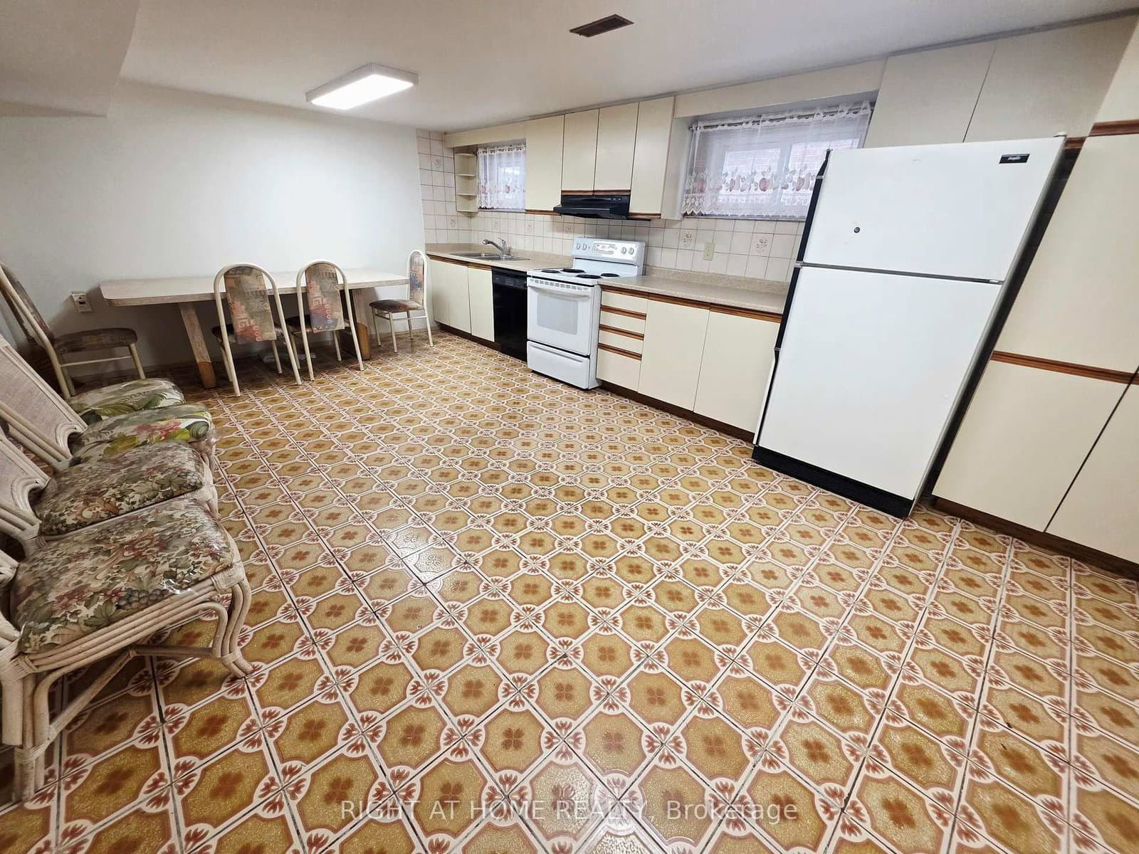 252 Maple Leaf Drive, Unit Lower thumbnail 8
