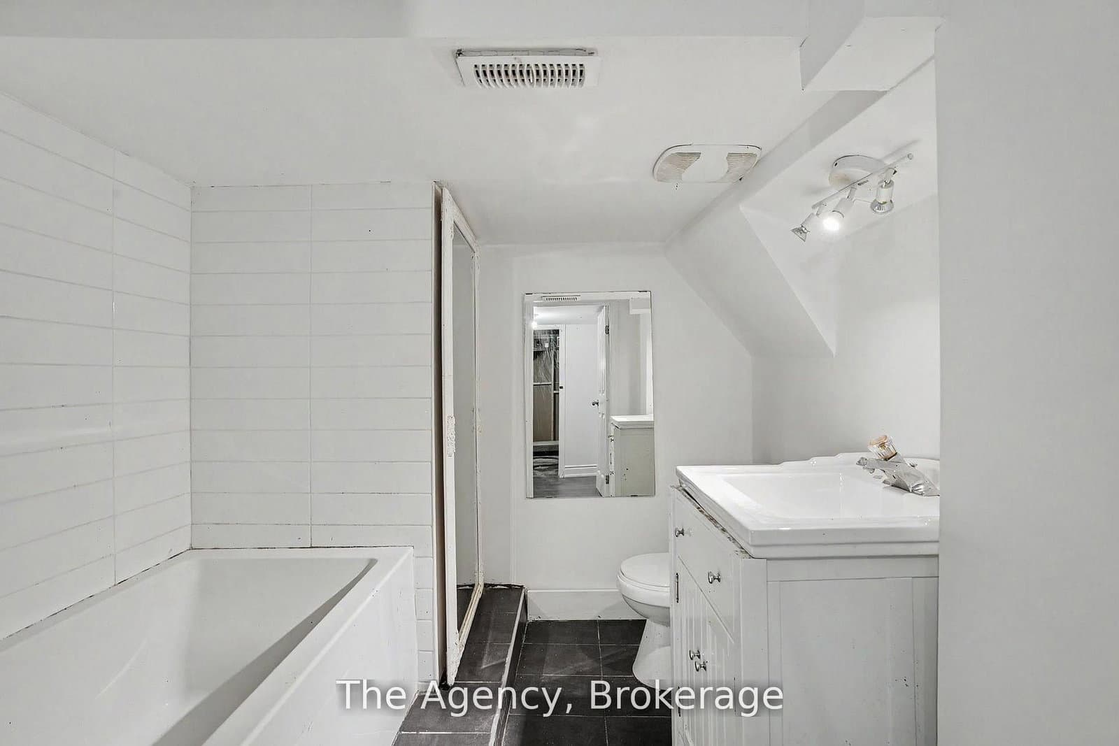 881 Lakeshore Road E thumbnail 25