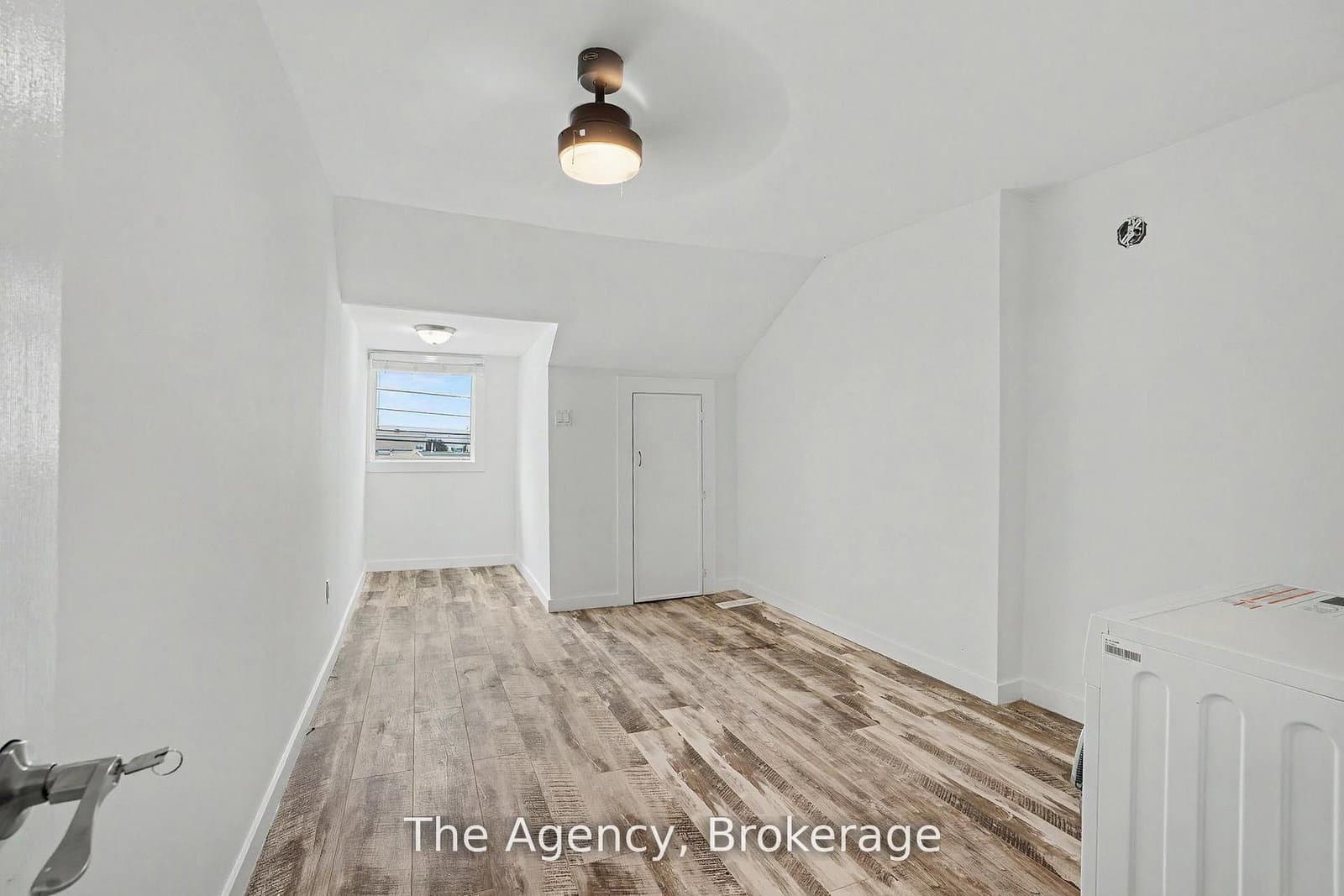 881 Lakeshore Road E thumbnail 33