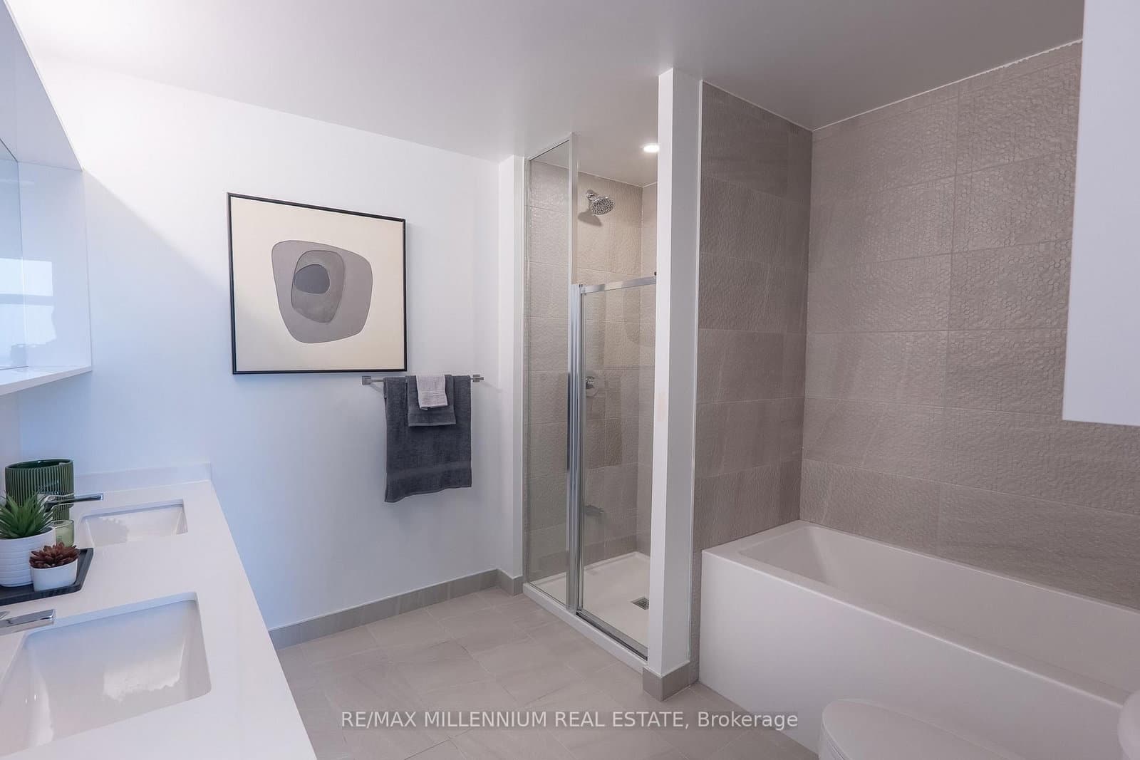 5105 Hurontario Street, Unit PH6 thumbnail 15