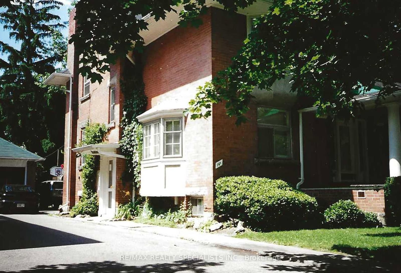 16 Wellington Street E thumbnail 2
