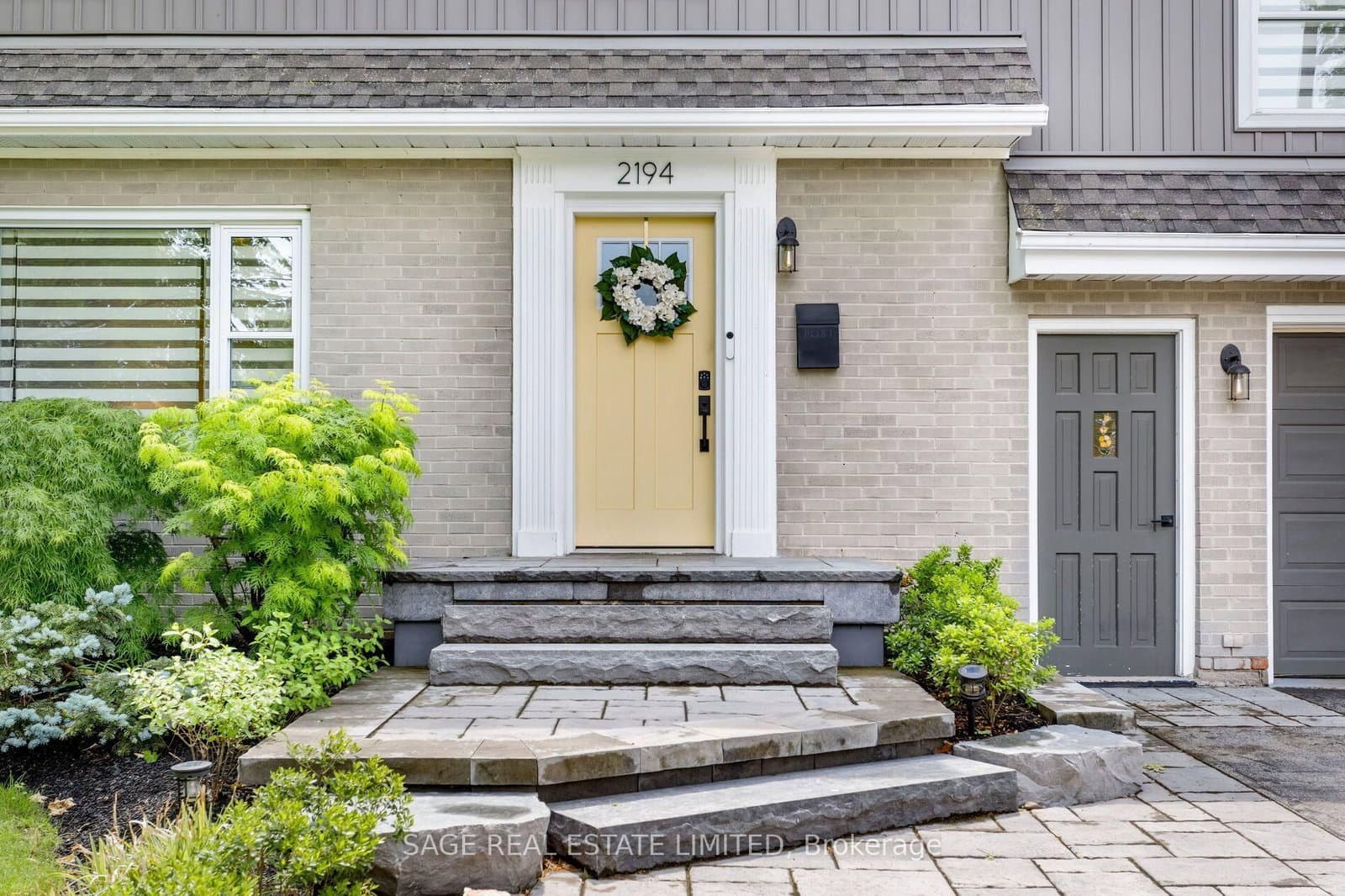 2194 Yorkshire Crescent thumbnail 2