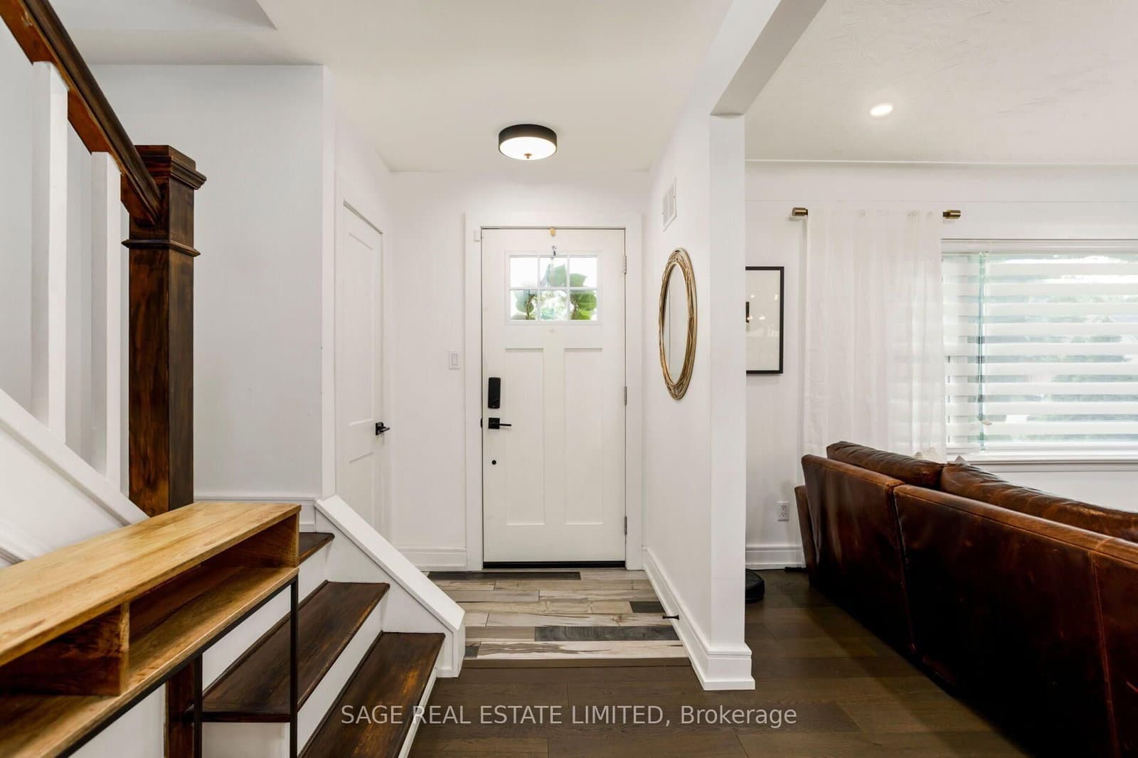 2194 Yorkshire Crescent thumbnail 3