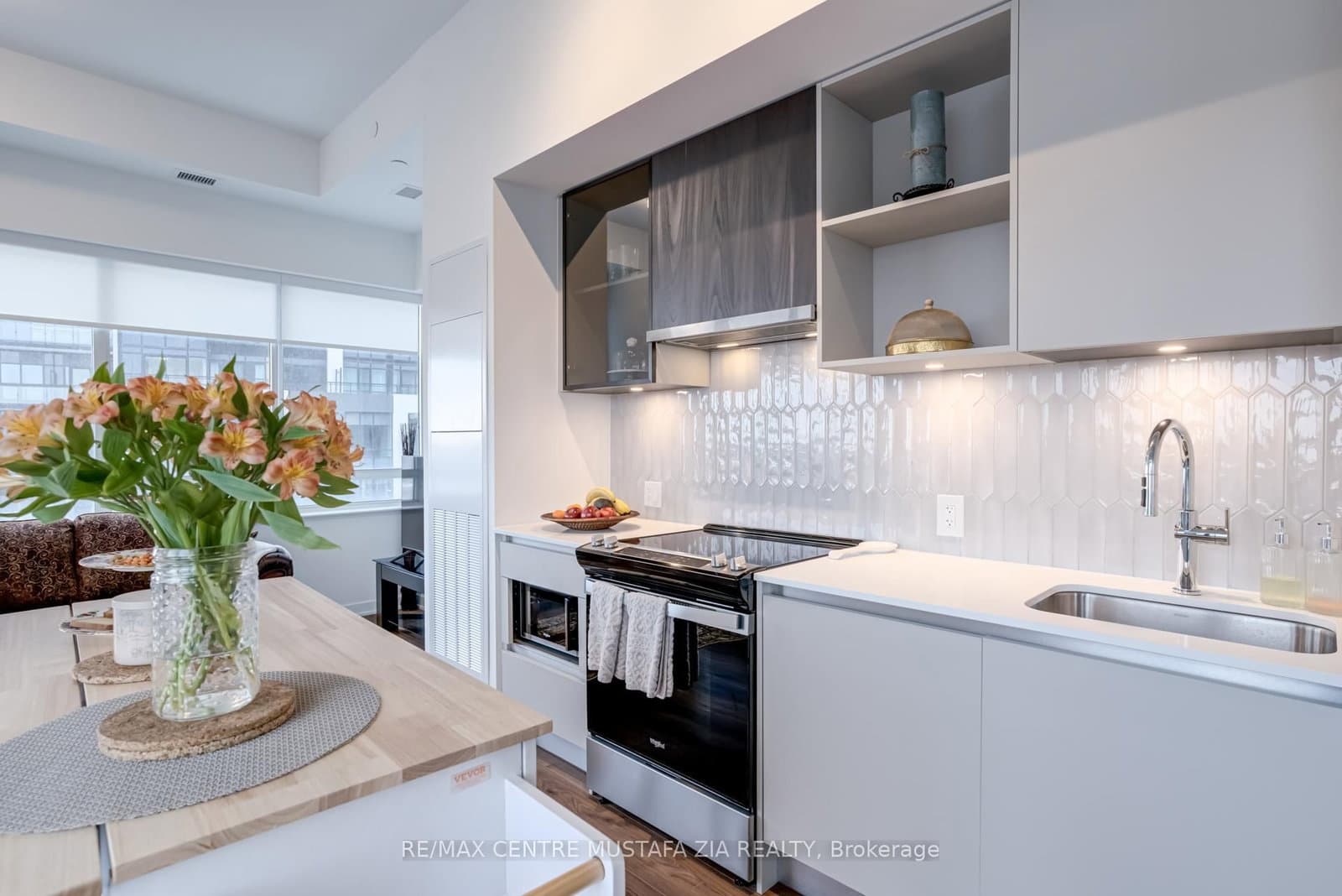 395 Dundas Street W, Unit 217 thumbnail 15