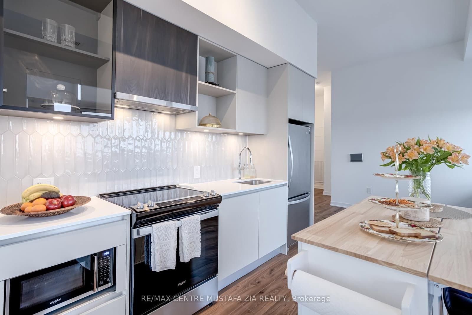 395 Dundas Street W, Unit 217 thumbnail 16