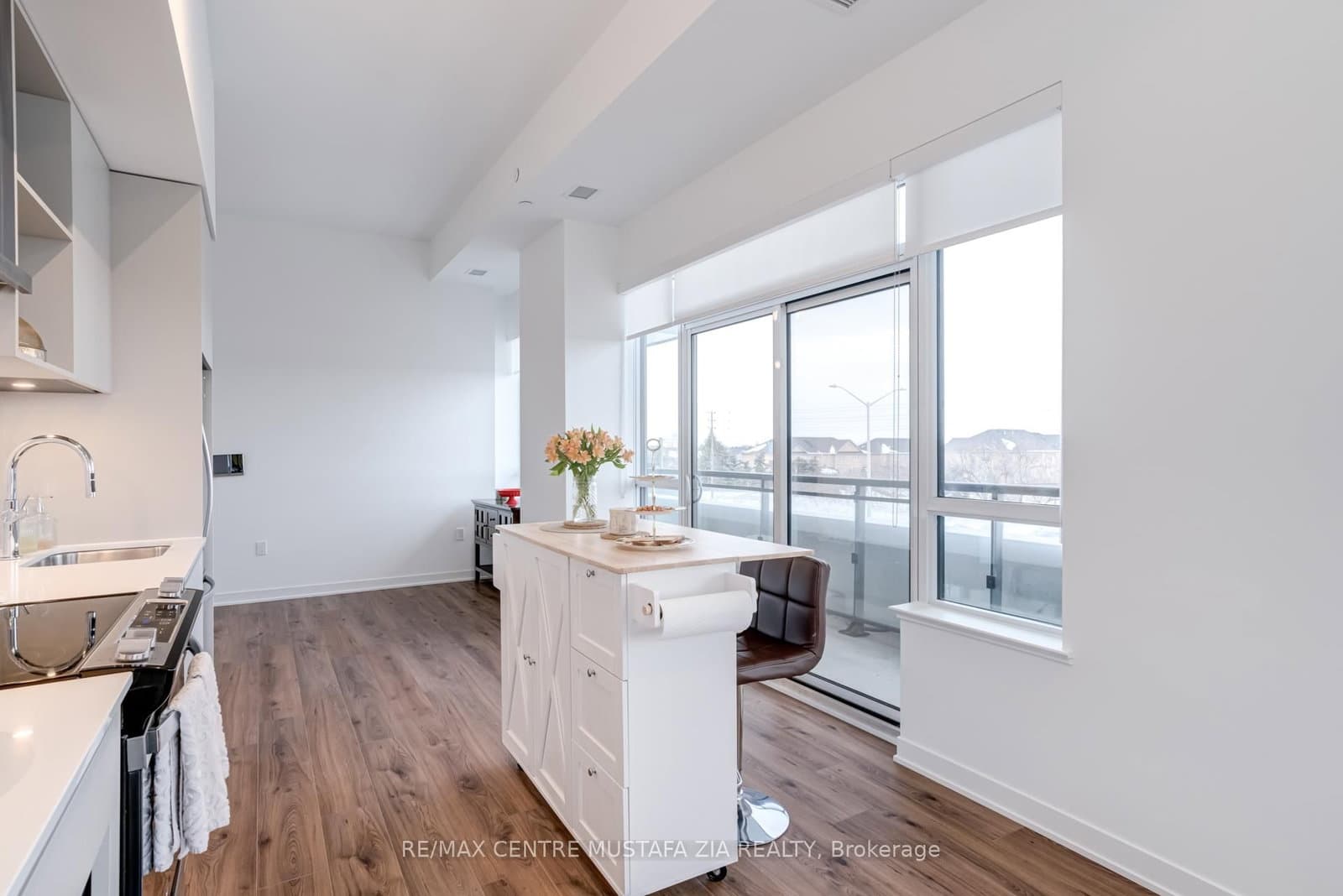 395 Dundas Street W, Unit 217 thumbnail 17