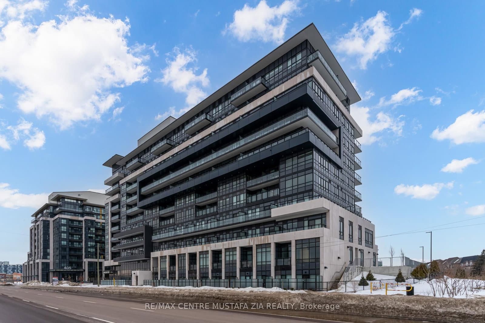 395 Dundas Street W, Unit 217 thumbnail 2