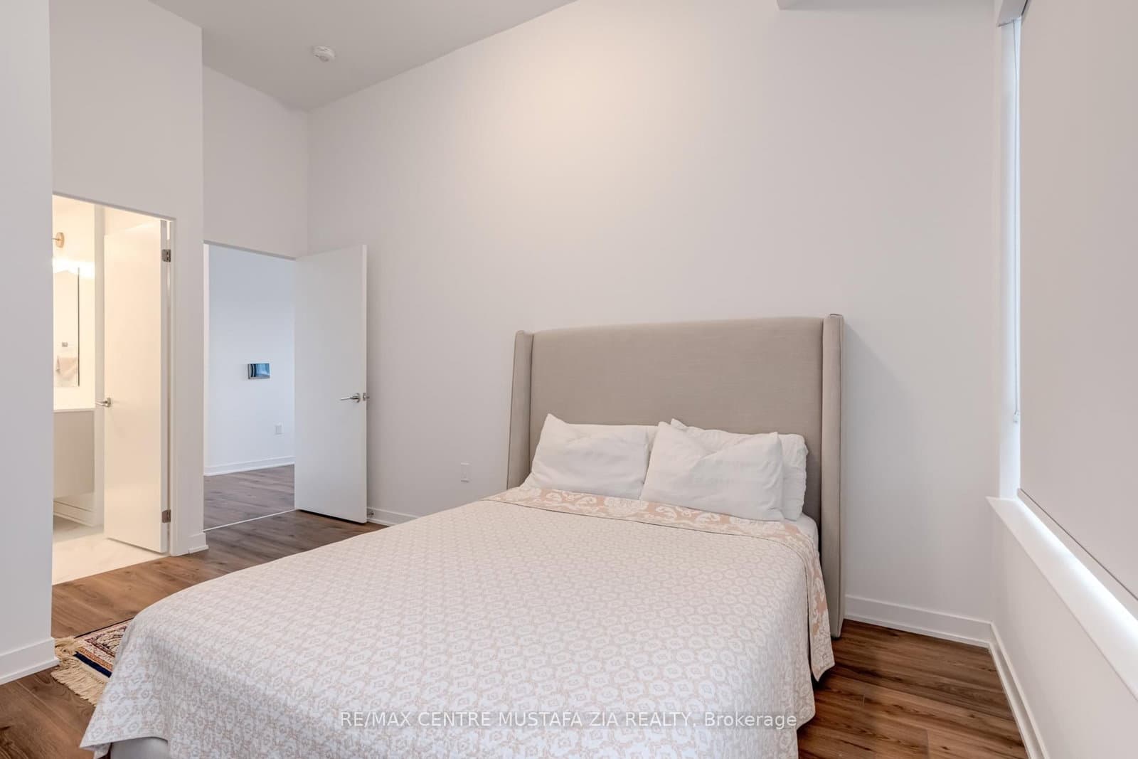 395 Dundas Street W, Unit 217 thumbnail 24