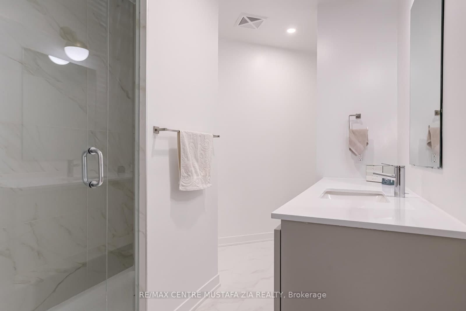 395 Dundas Street W, Unit 217 thumbnail 26
