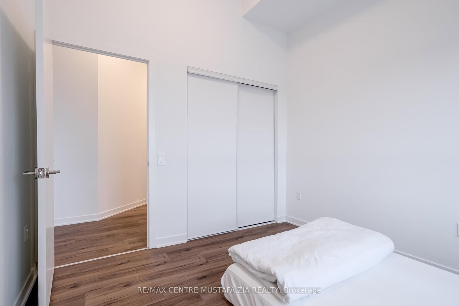 395 Dundas Street W, Unit 217 thumbnail 29