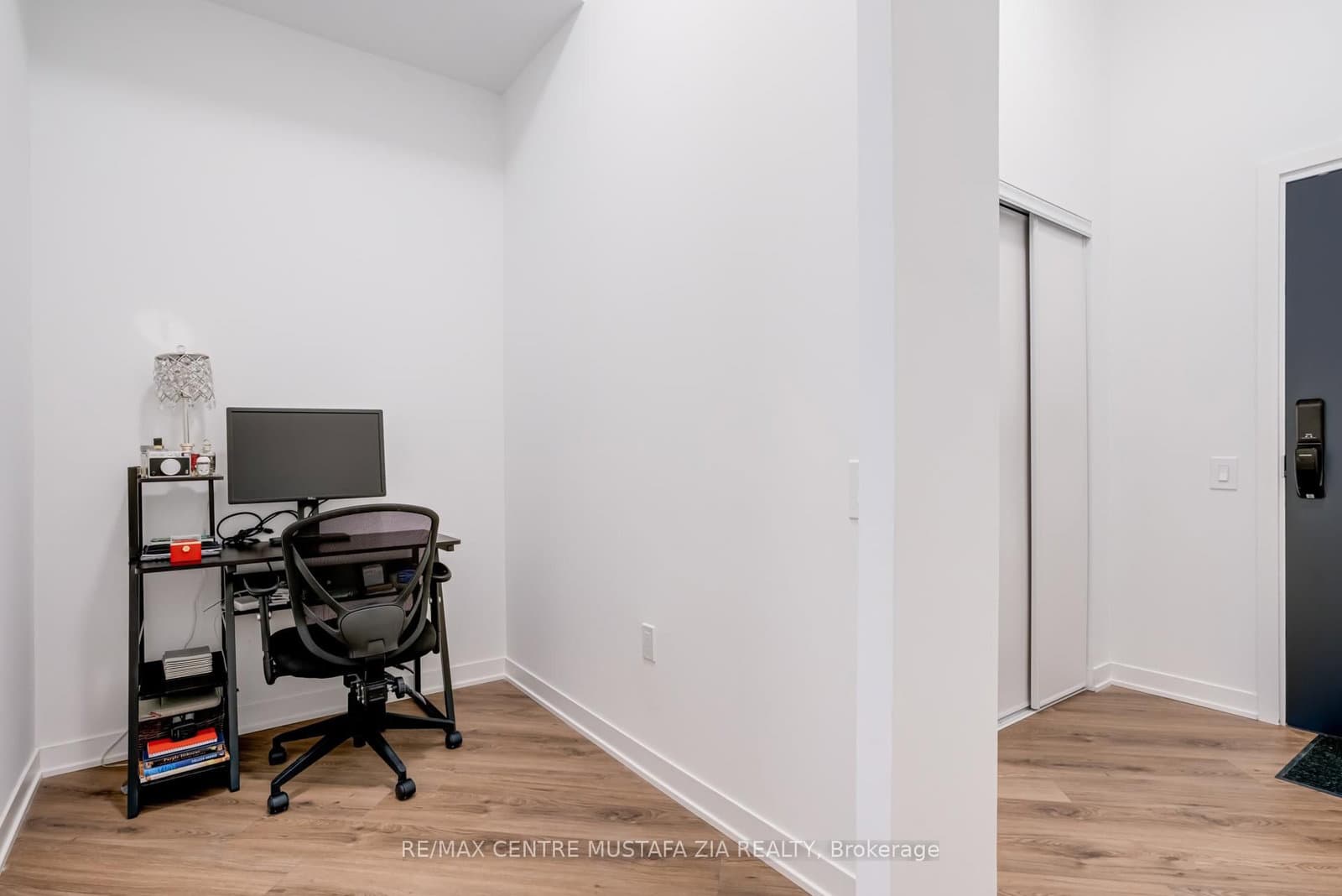 395 Dundas Street W, Unit 217 thumbnail 9