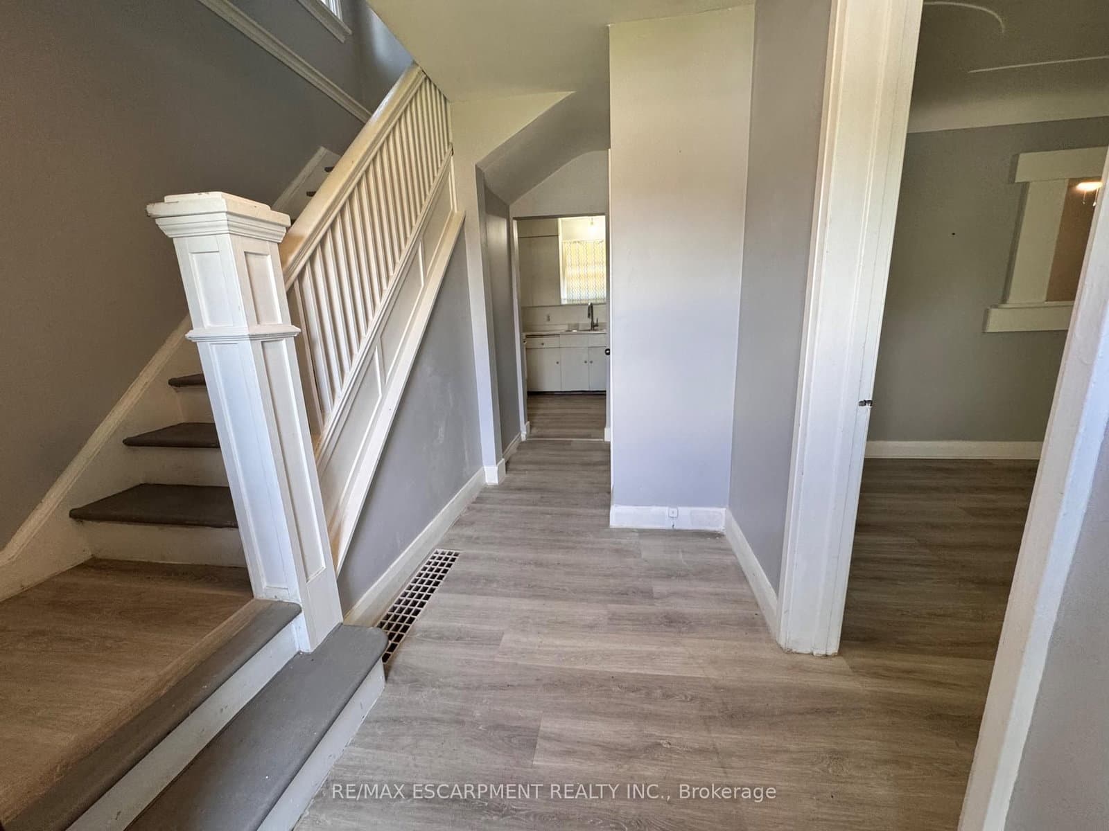 46 Plains Road, Unit Upper Unit thumbnail 2