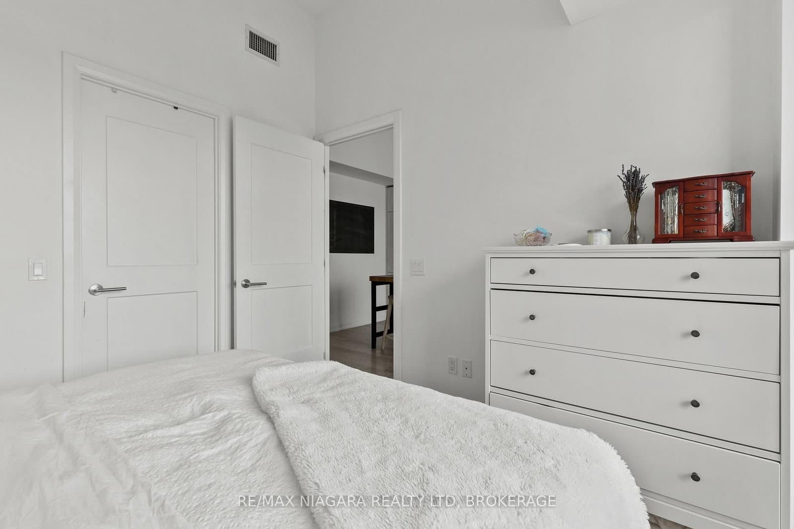 21 Park Street E, Unit 717 thumbnail 23