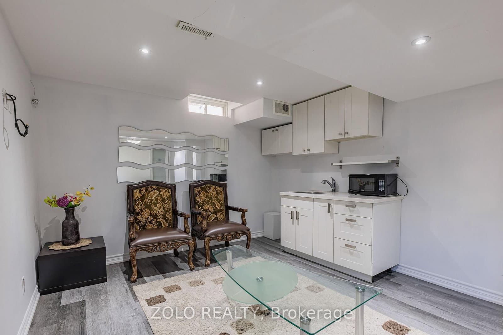 1580 Earl Crescent thumbnail 40