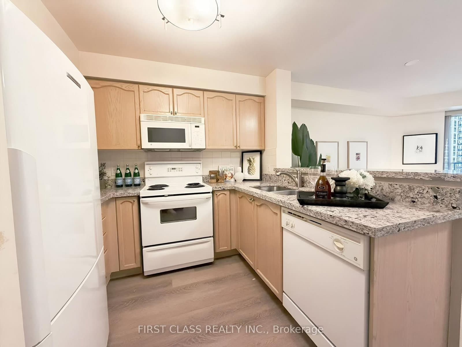 11 Michael Power Place, Unit 715 thumbnail 3