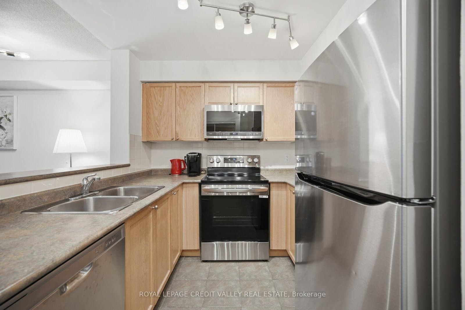 9 Michael Power Place, Unit 902 thumbnail 8