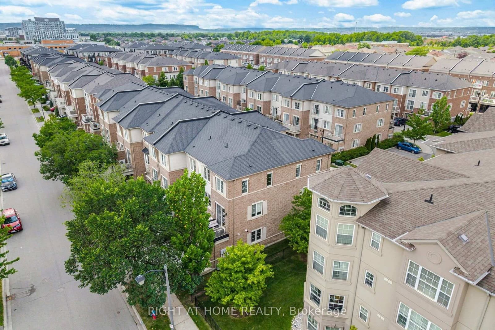 165 Hampshire Way, Unit 153 thumbnail 3
