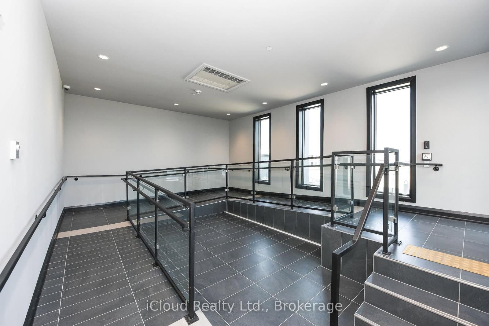 95 Dundas Street, Unit 004 thumbnail 12