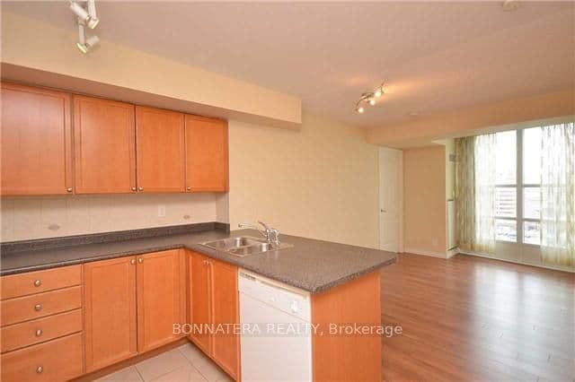 33 Elm Drive, Unit 1506 thumbnail 2