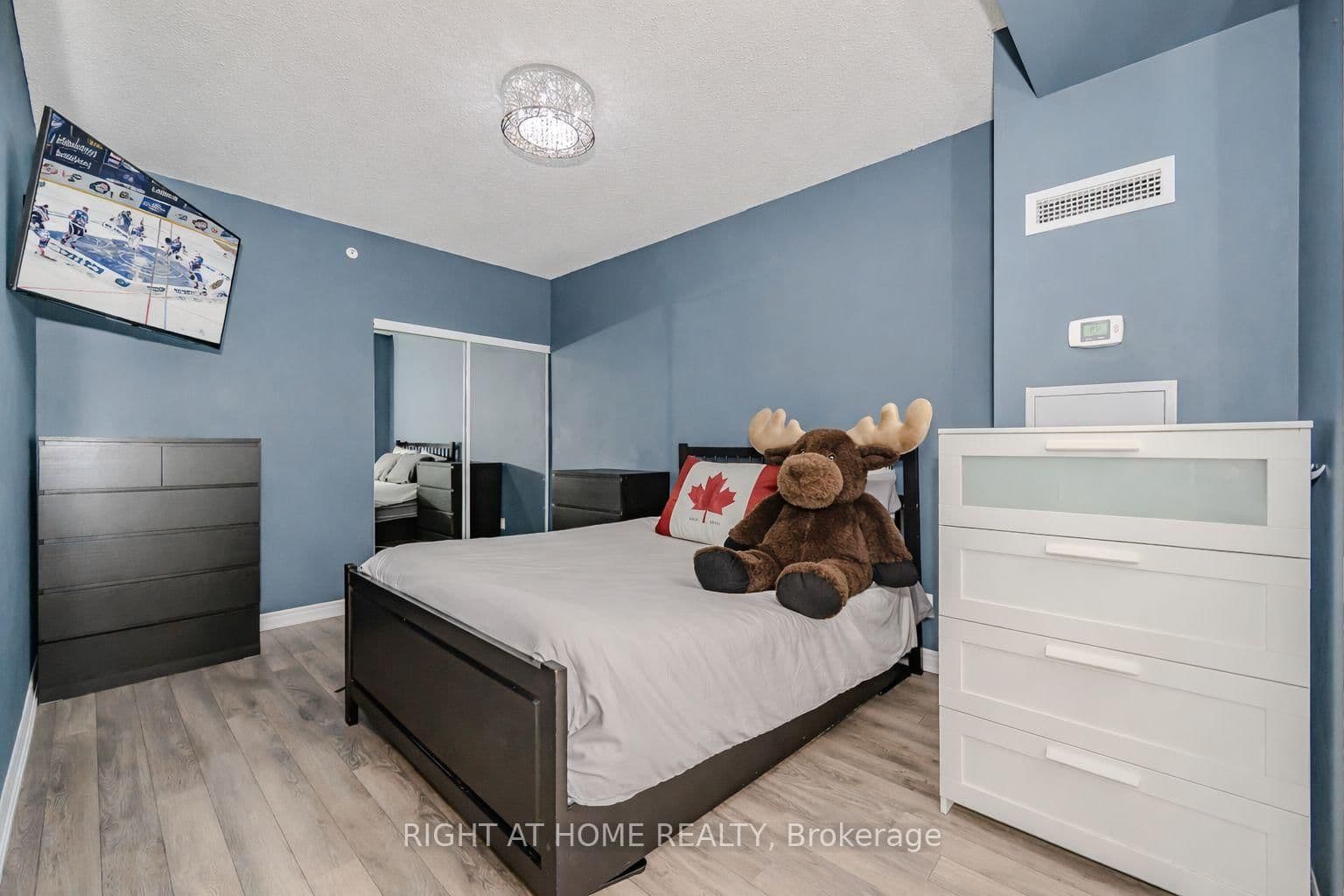15 James Finlay Way, Unit 917 thumbnail 10