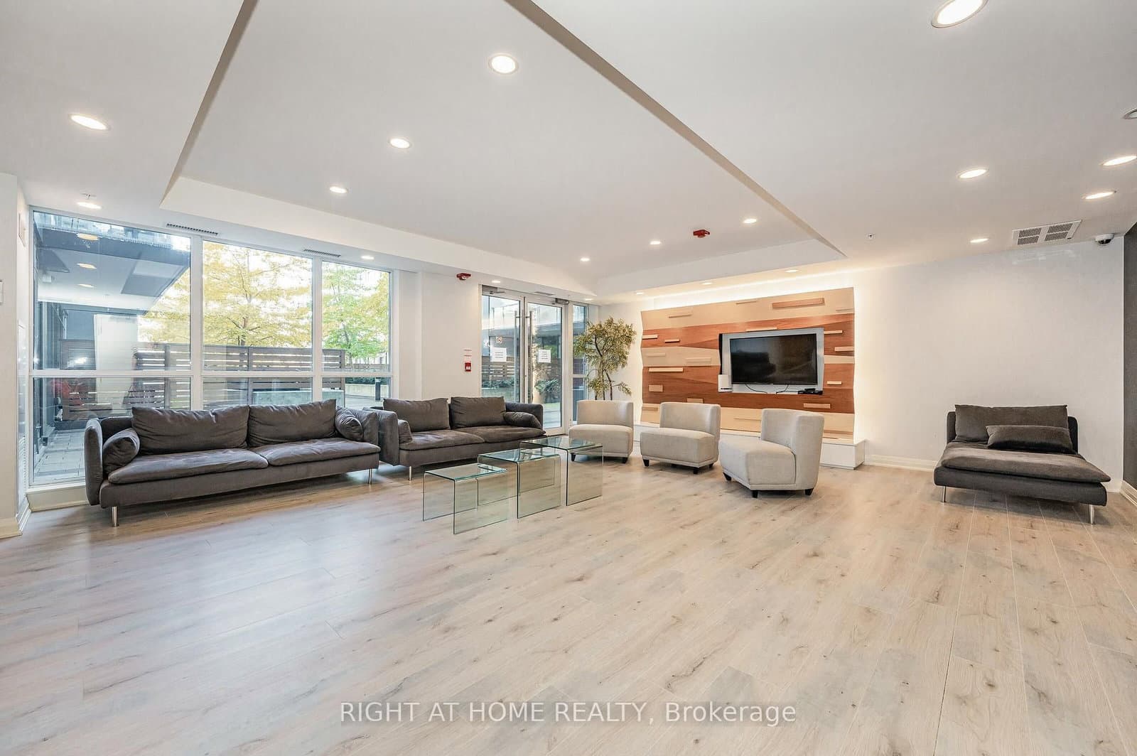 15 James Finlay Way, Unit 917 thumbnail 25
