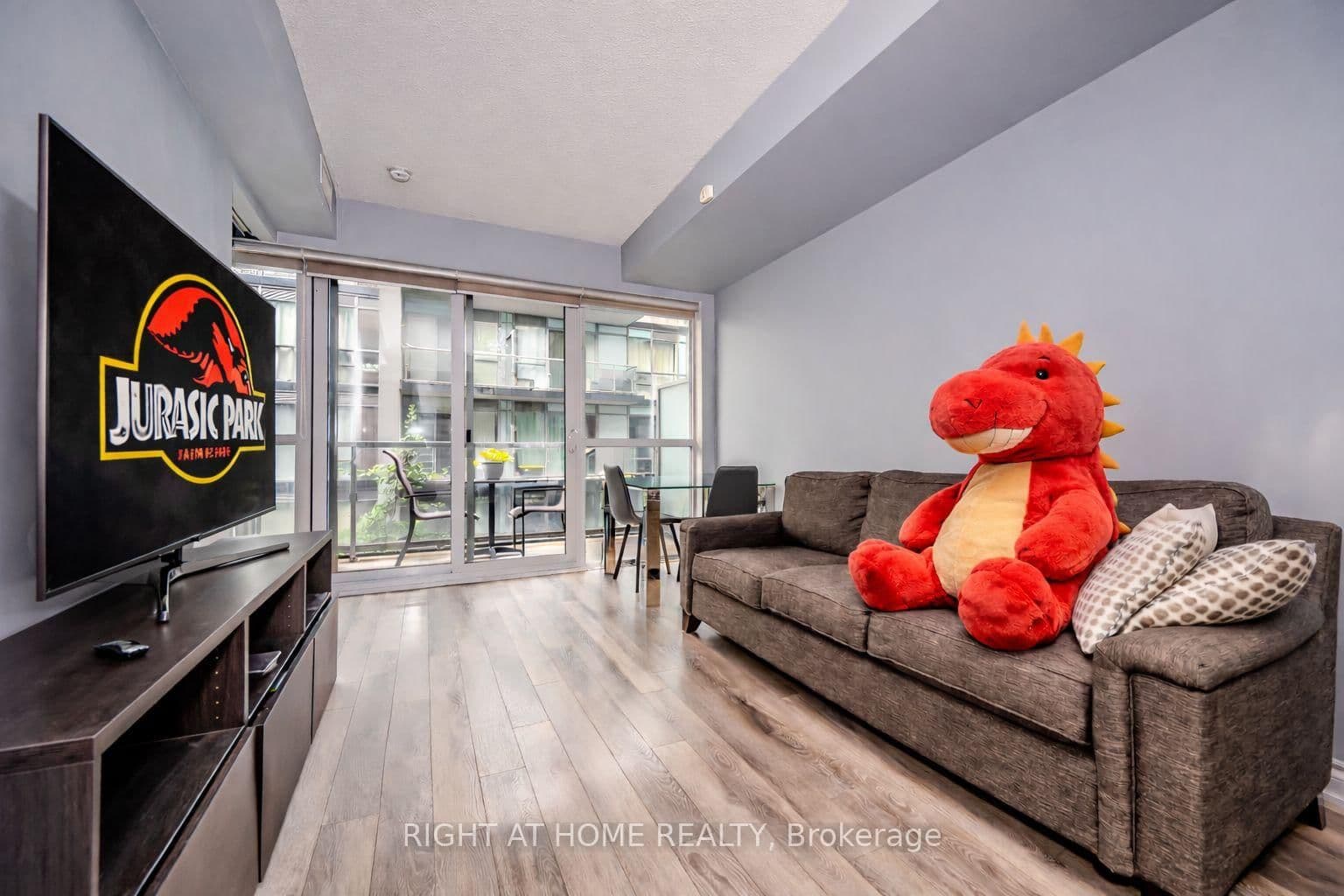 15 James Finlay Way, Unit 917 thumbnail 3