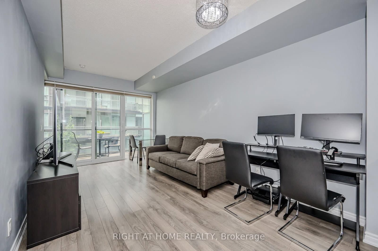 15 James Finlay Way, Unit 917 thumbnail 4