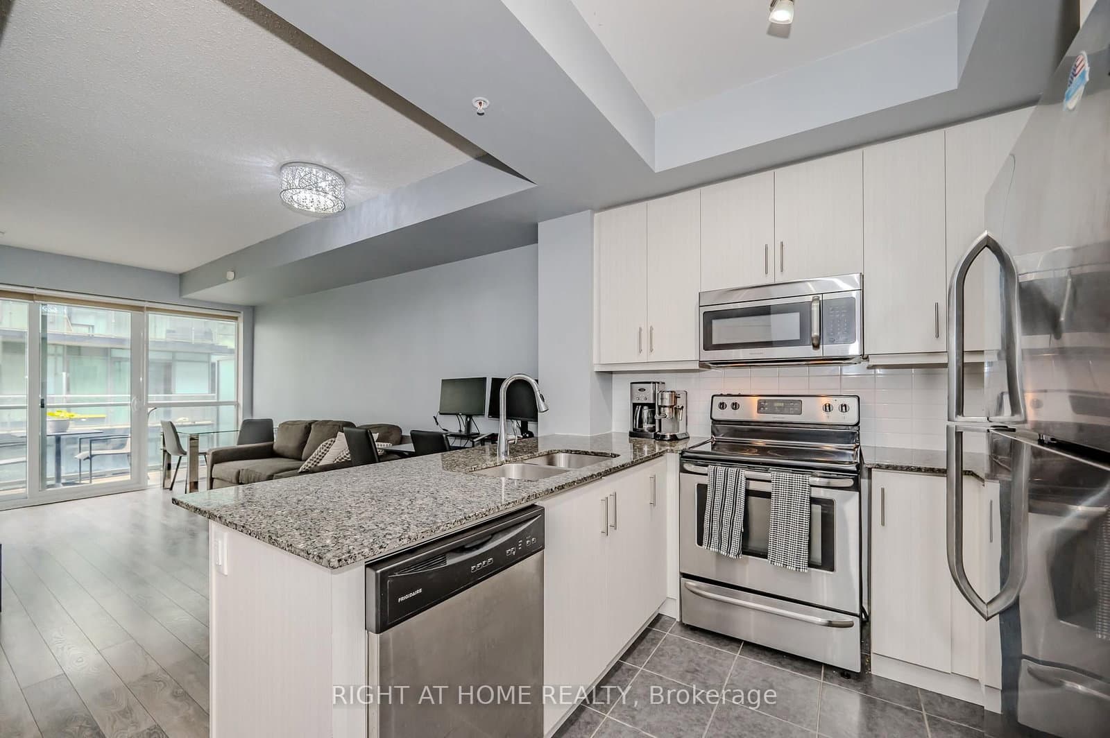 15 James Finlay Way, Unit 917 thumbnail 9