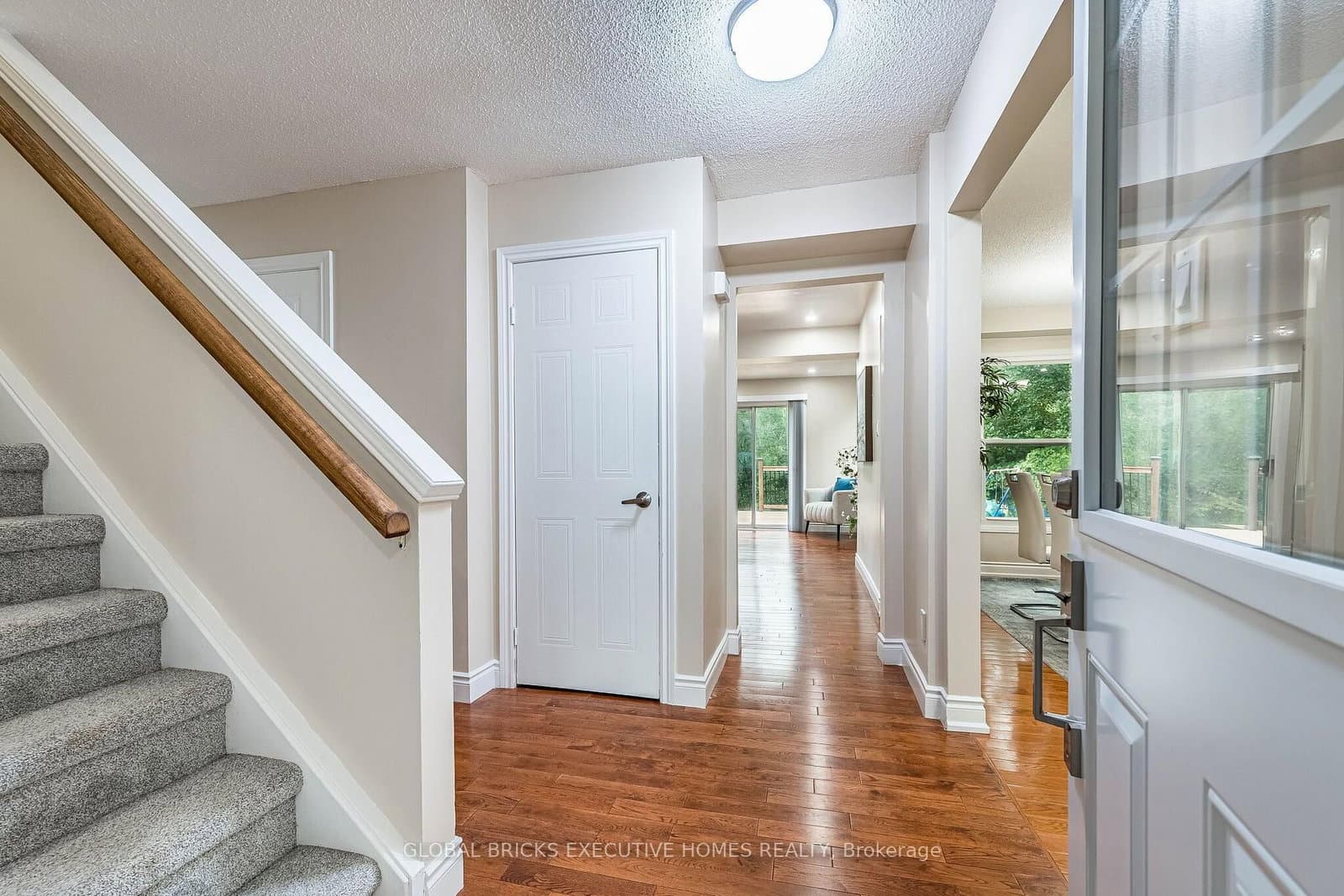 2150 Hunt Crescent thumbnail 3