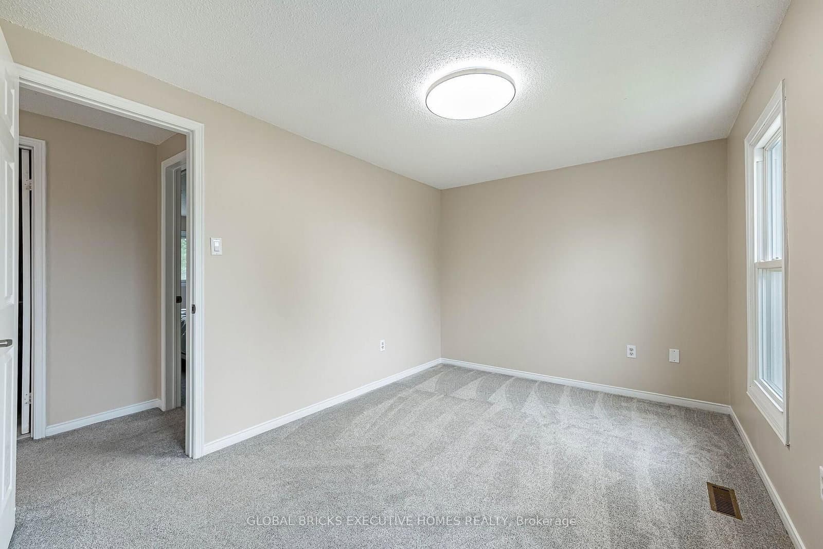 2150 Hunt Crescent thumbnail 33