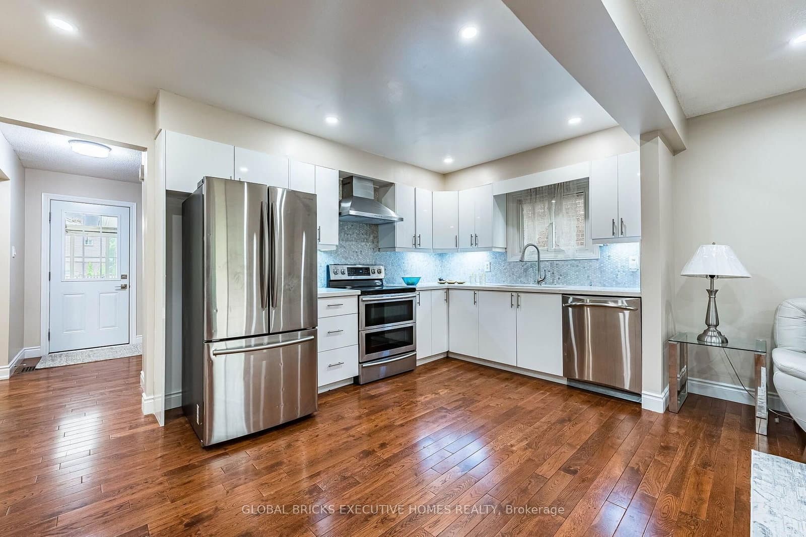 2150 Hunt Crescent thumbnail 7