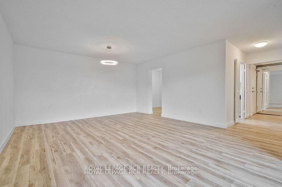 1535 Lakeshore Road E, Unit 205 thumbnail 3