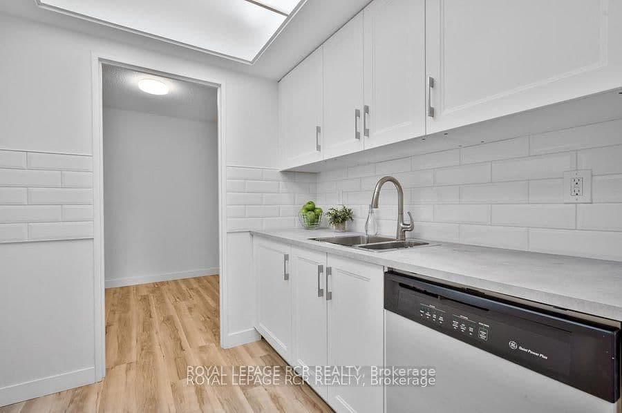 1535 Lakeshore Road E, Unit 205 thumbnail 7
