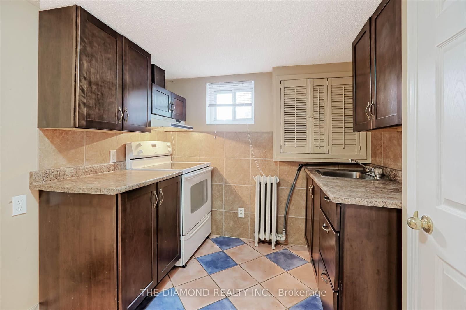3927 Bloor Street W thumbnail 32