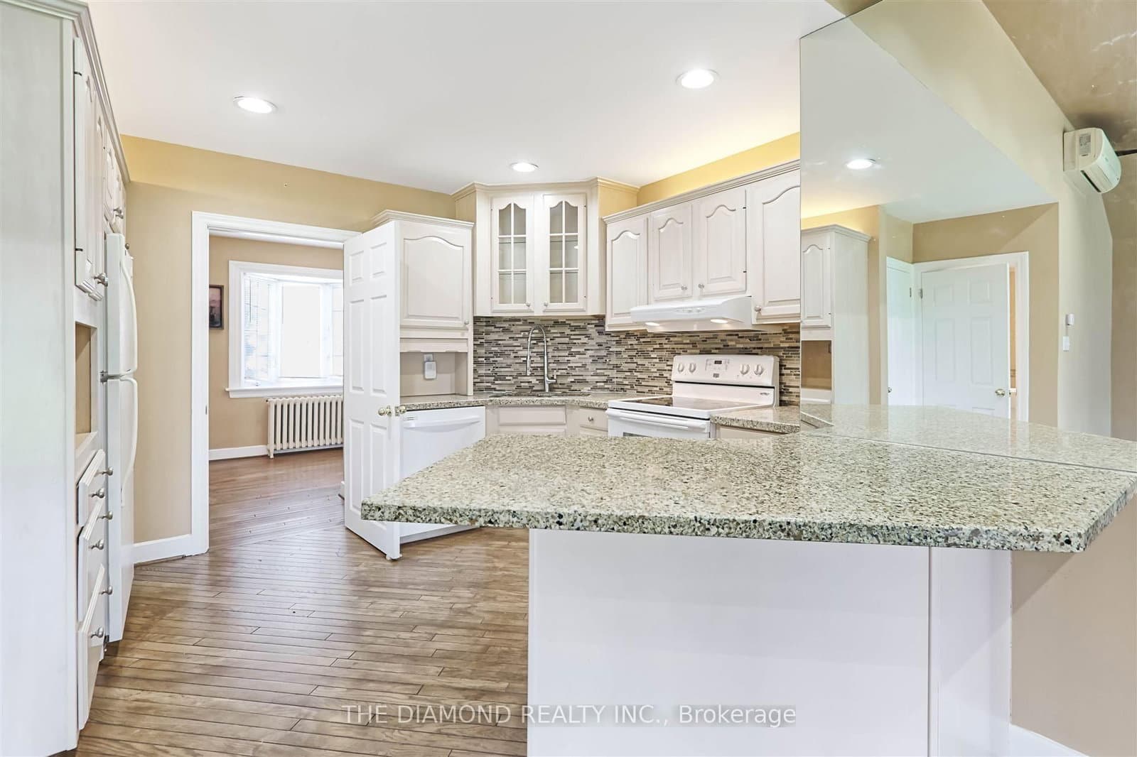 3927 Bloor Street W thumbnail 9