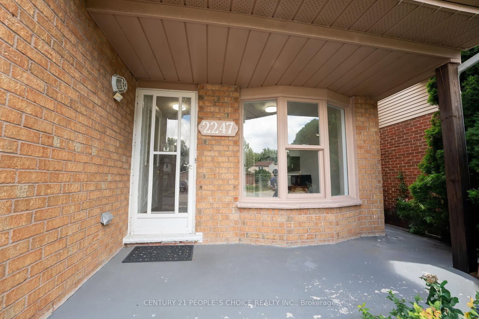 2247 Silverbirch Court thumbnail 4
