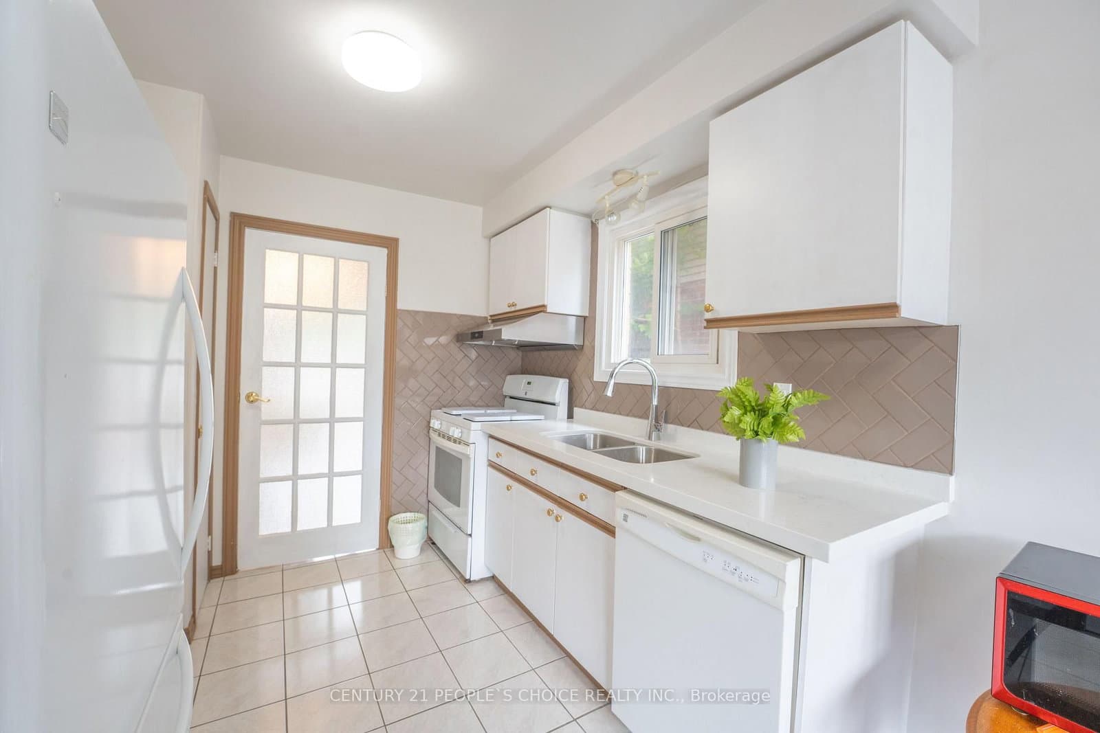 2247 Silverbirch Court thumbnail 8