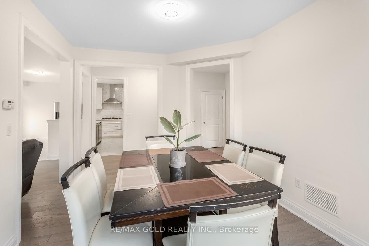 15 Farringdon Crescent thumbnail 14