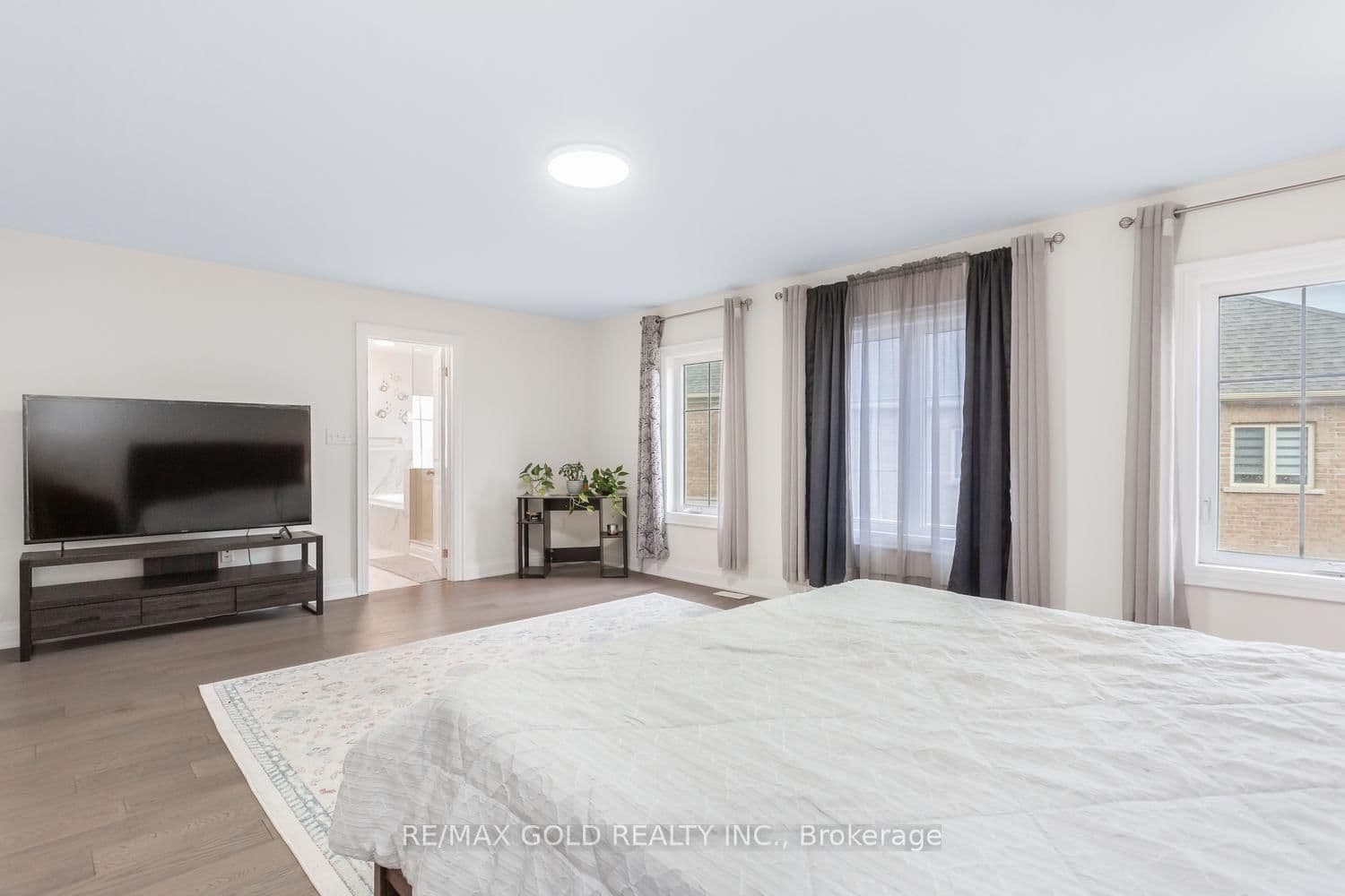 15 Farringdon Crescent thumbnail 32