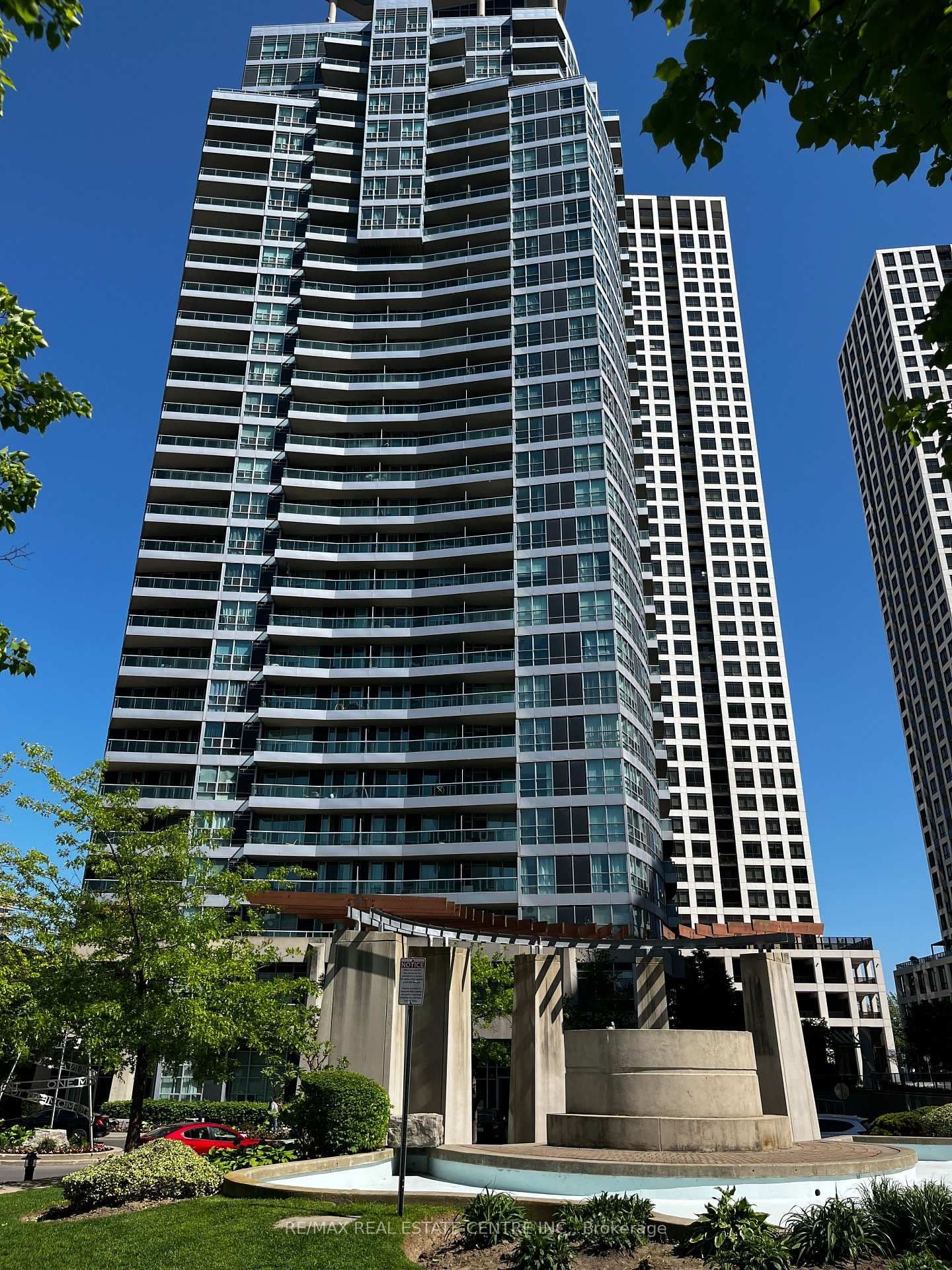 33 Elm Drive E, Unit 1010 thumbnail 2