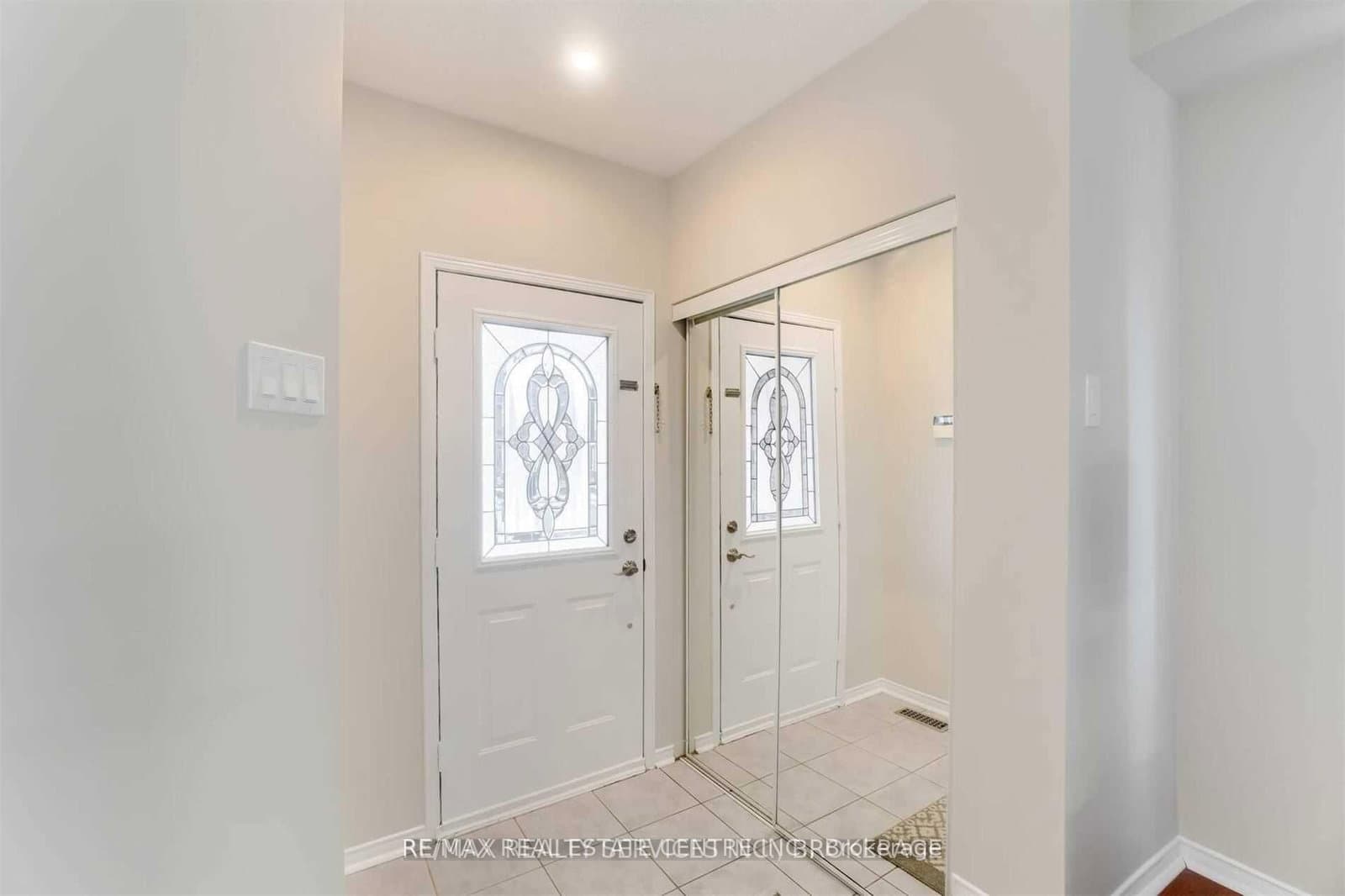 92 Lake Louise Drive, Unit Upper thumbnail 2