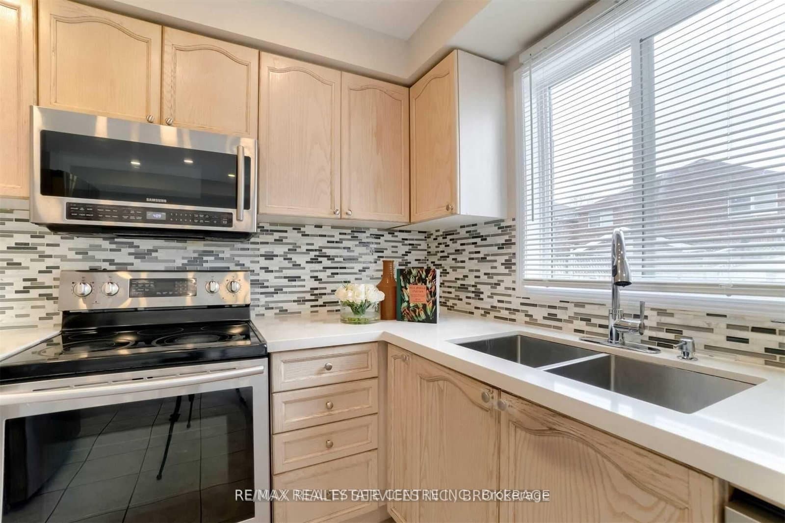 92 Lake Louise Drive, Unit Upper thumbnail 9