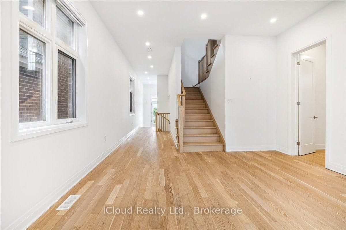 925 Hickory Crescent, Unit Main thumbnail 11