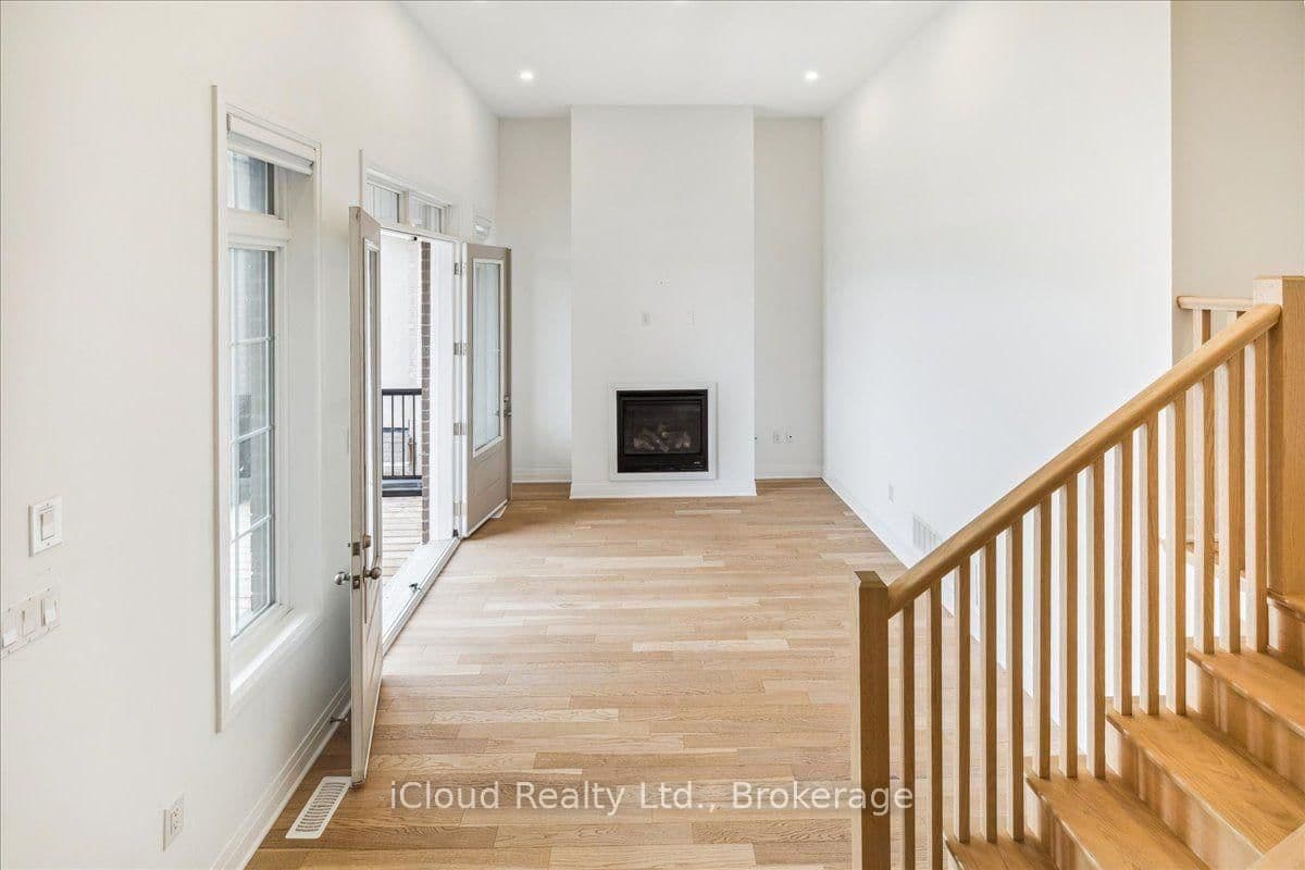 925 Hickory Crescent, Unit Main thumbnail 16