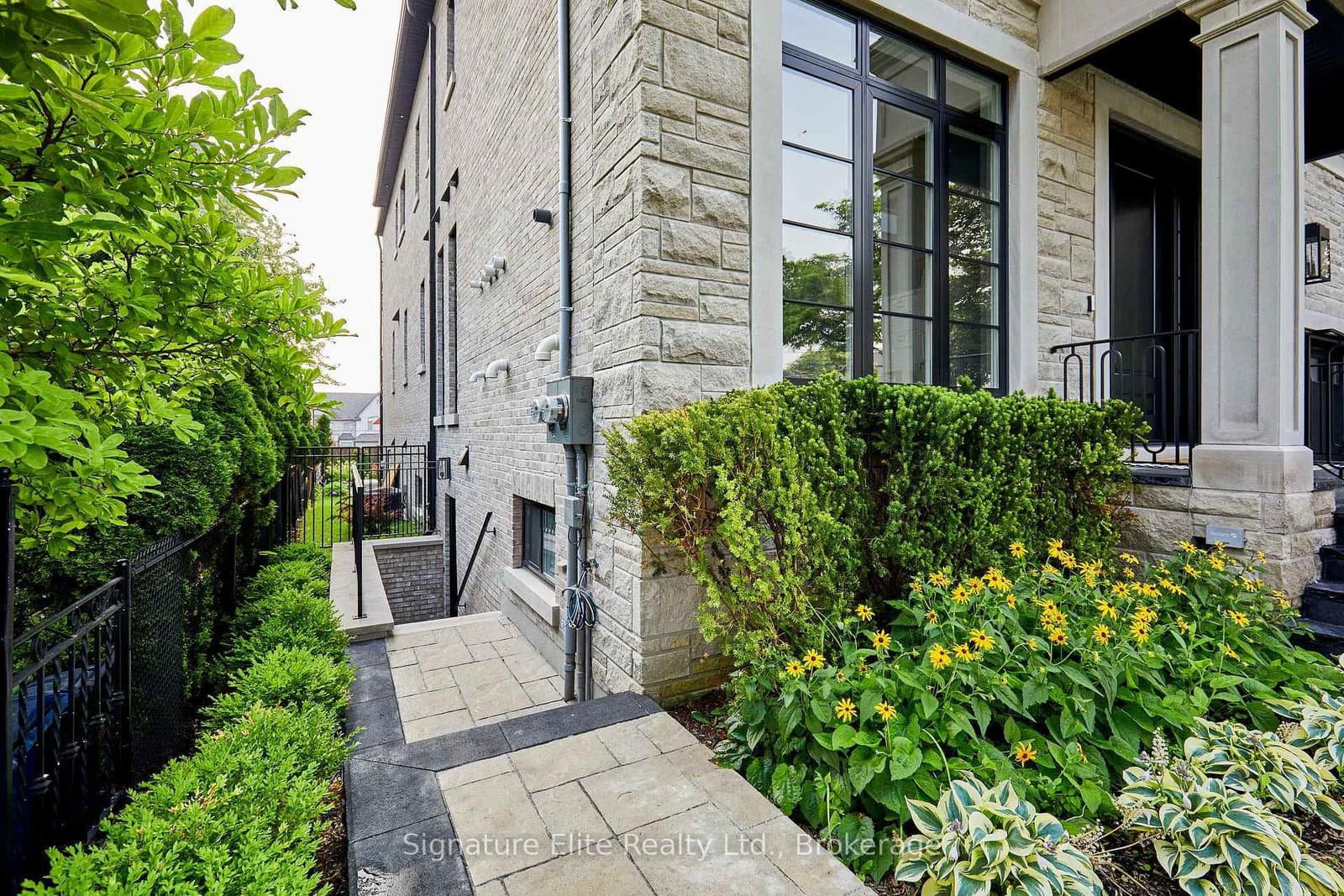 30 Amesbury Drive, Unit Unit 2 thumbnail 26