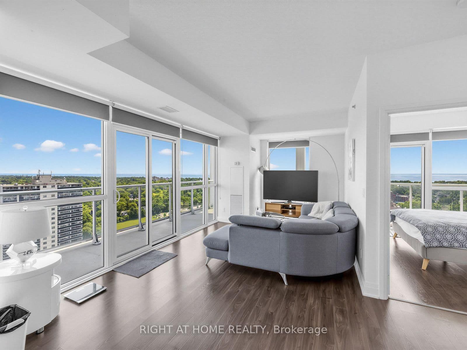 55 Speers Road, Unit LPH04 (1804) thumbnail 15