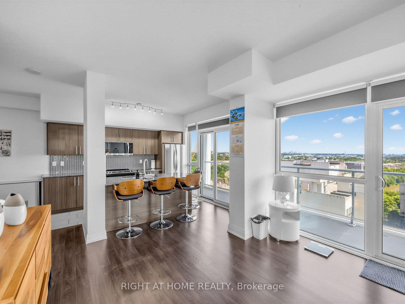 55 Speers Road, Unit LPH04 (1804) thumbnail 2