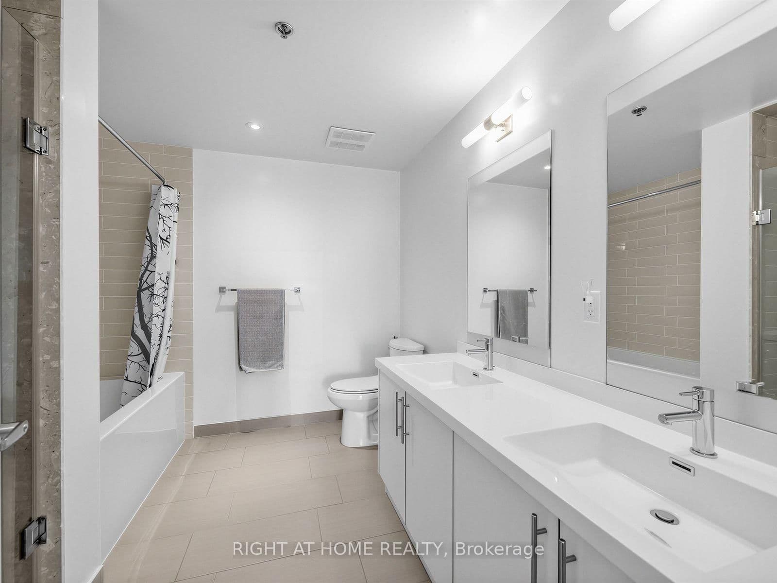 55 Speers Road, Unit LPH04 (1804) thumbnail 22